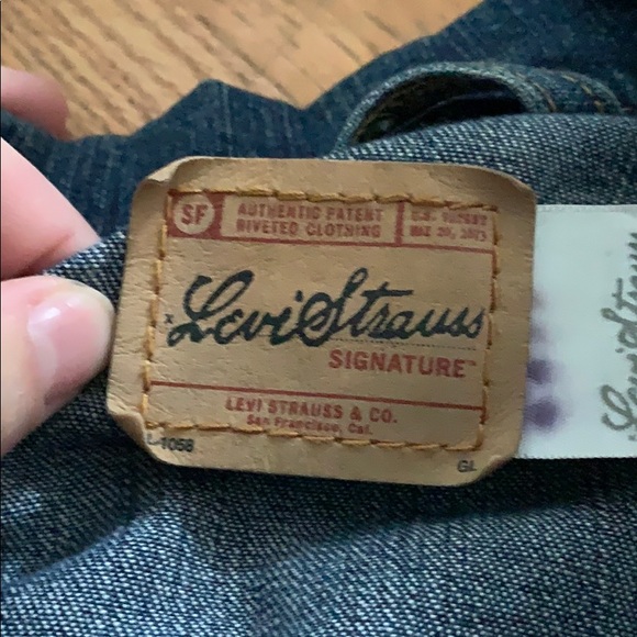 Vintage Levi’s medium wash jean jacket - Picture 2 of 4